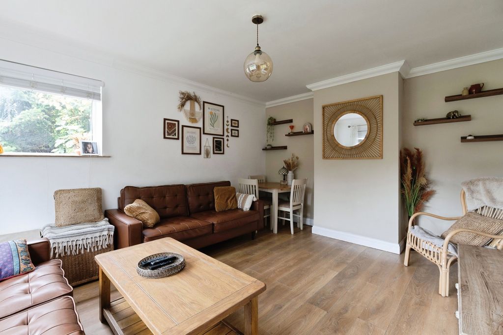 Property photo 1 of 17 Lounge