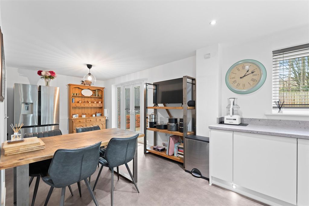 Property photo 2 of 33 2 Edale Drive-25.Jpg