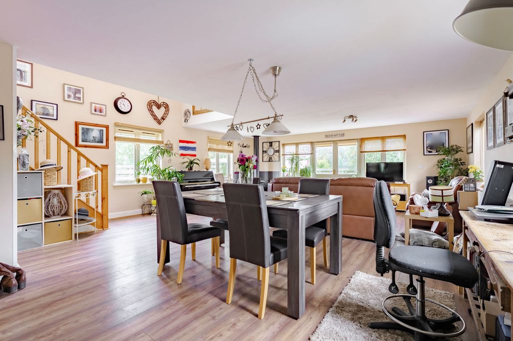 Property photo 3 of 24