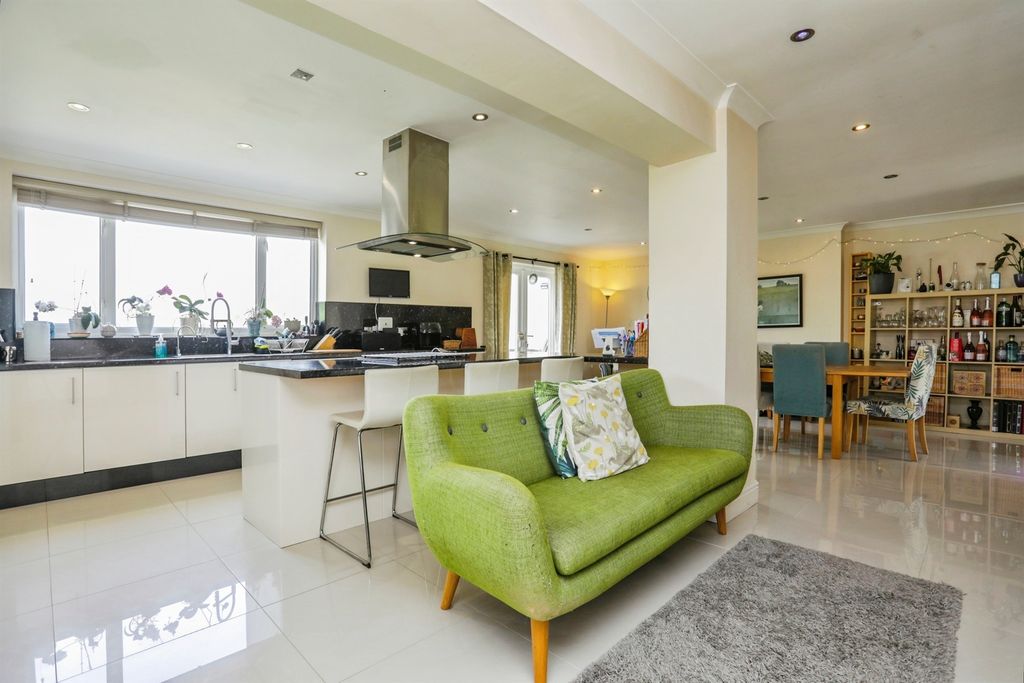 Property photo 3 of 27