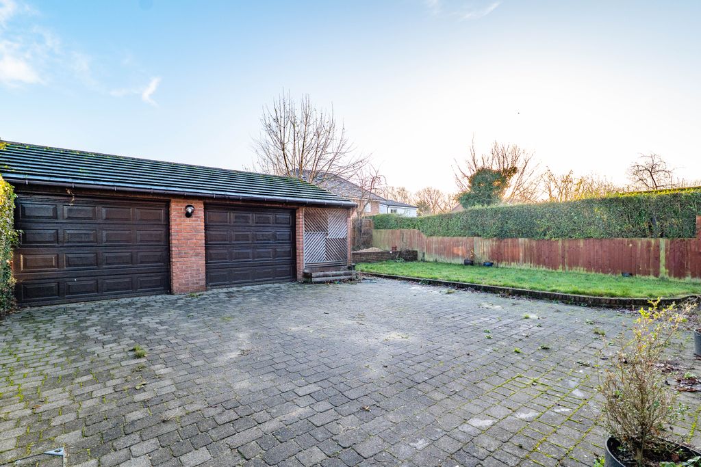 Property photo 3 of 21 Garages