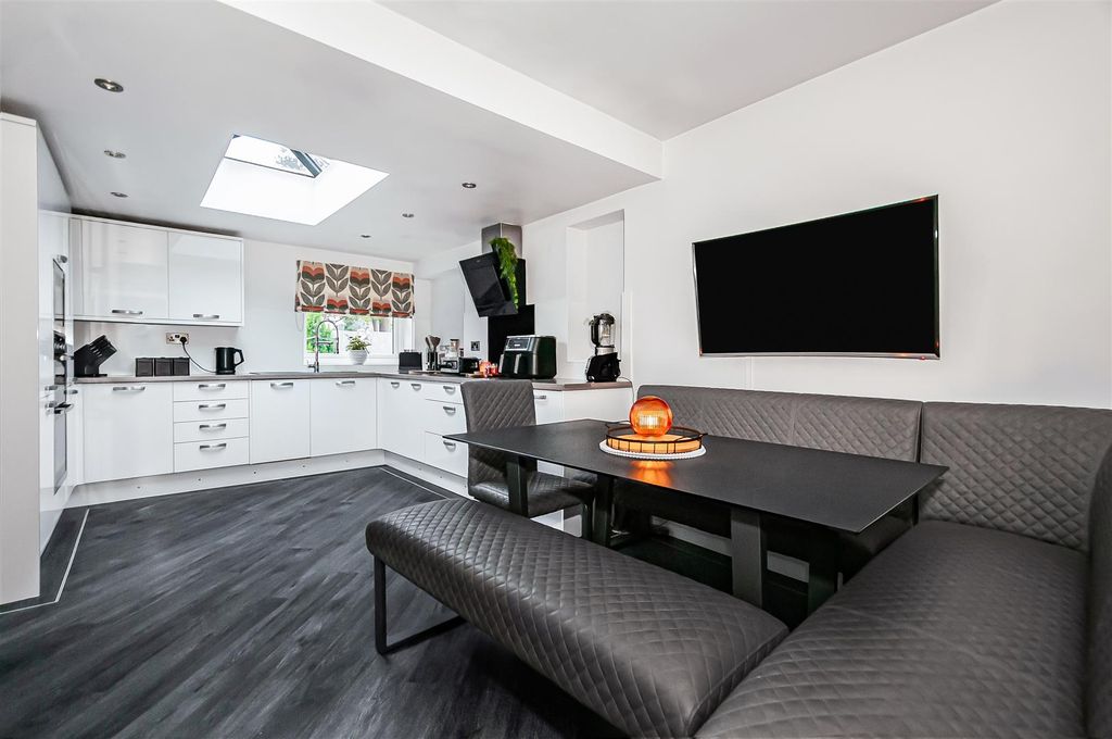 Property photo 3 of 15 33 Richmind Drive25.Jpg