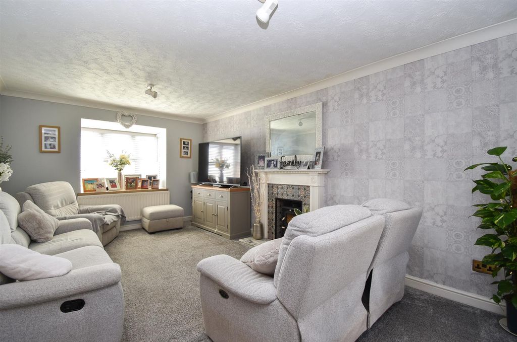 Property photo 2 of 20 Living Room