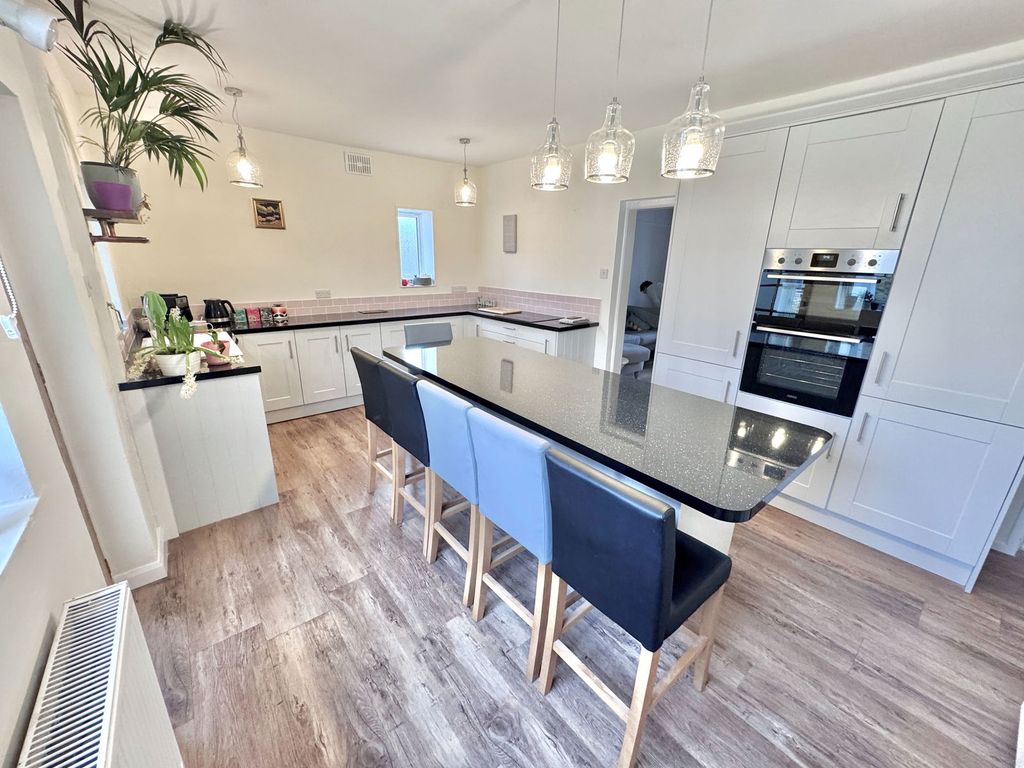 Property photo 2 of 28