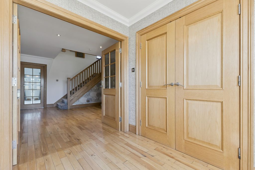 Property photo 2 of 32