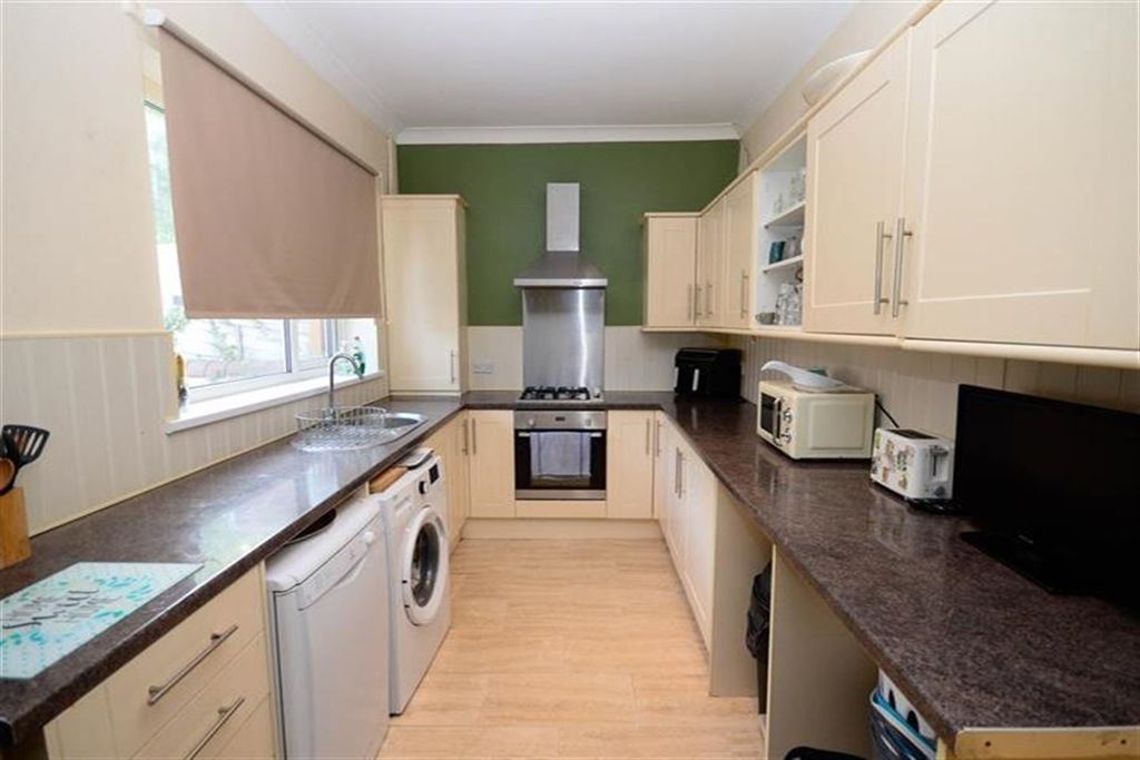 Property photo 3 of 8 Kitchen