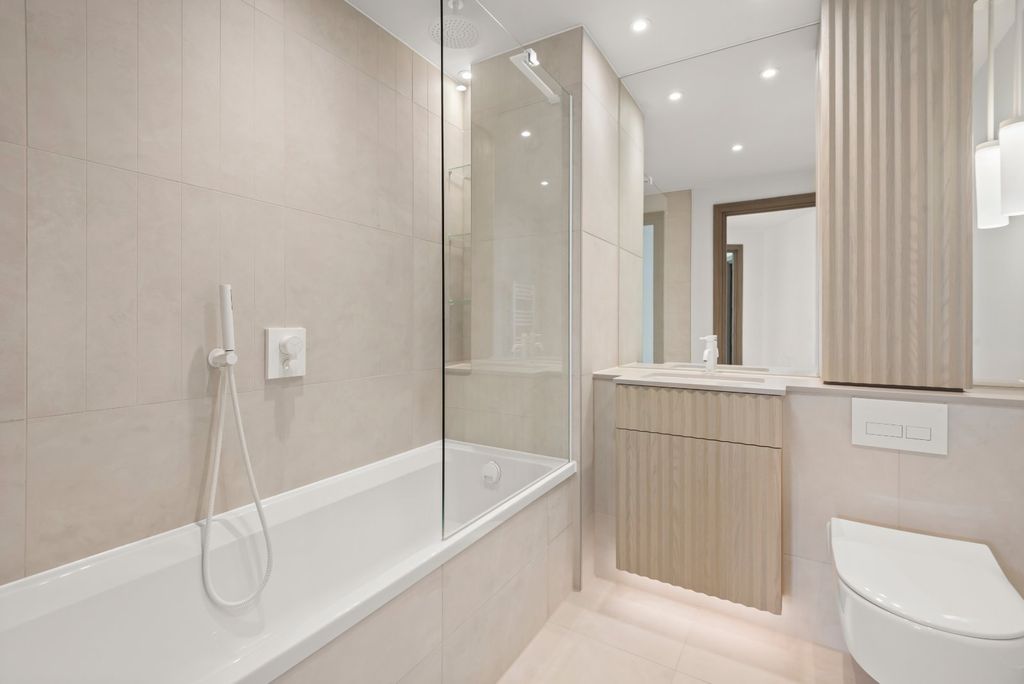 Property photo 3 of 10 Bathroom