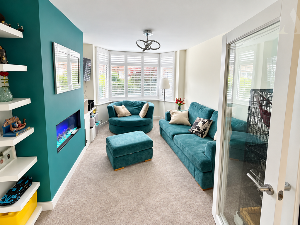 Property photo 2 of 17 21 Southfield Avenue Lounge x 2
