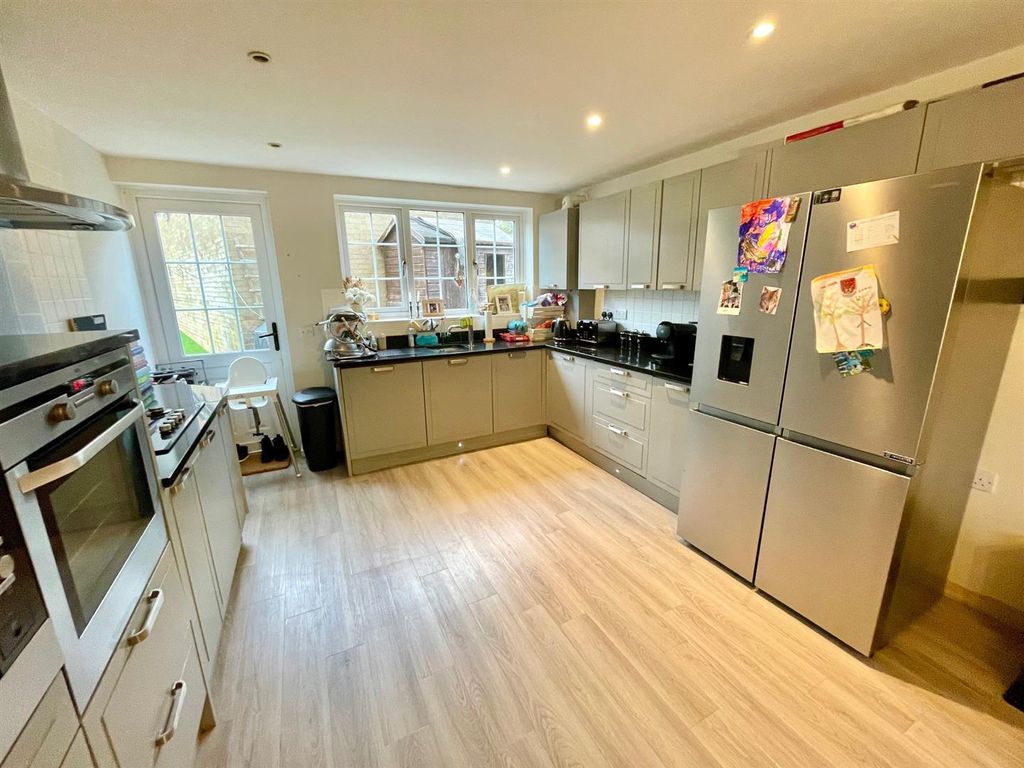 Property photo 2 of 13 9 Cherry Tree Kitchen.Jpg