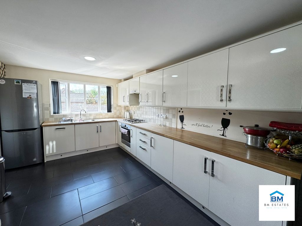Property photo 3 of 11 Kitchen