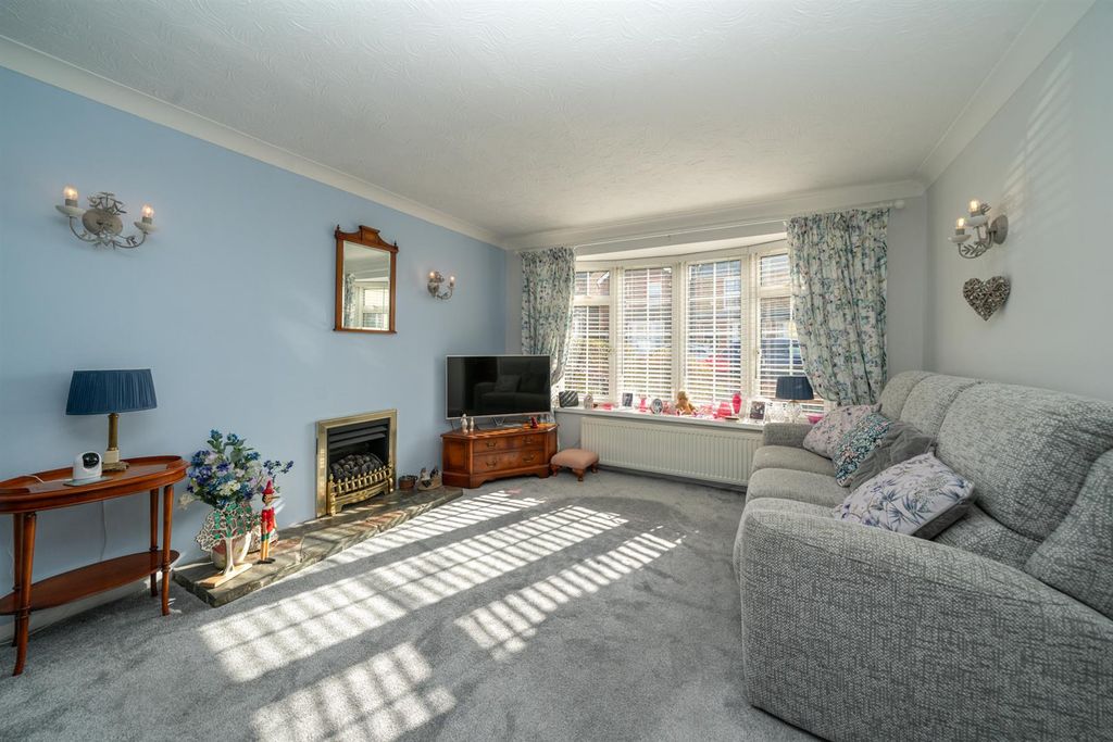 Property photo 3 of 17 Lounge