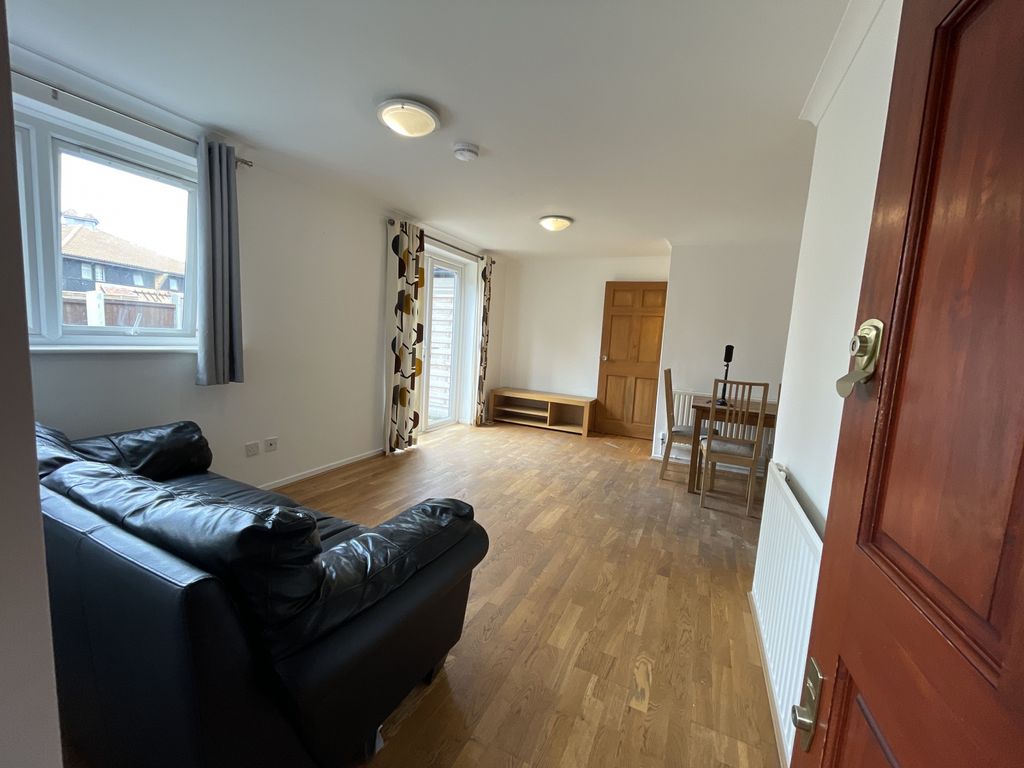 Property photo 1 of 14 2 Bedroom Semi-Detached House, E14