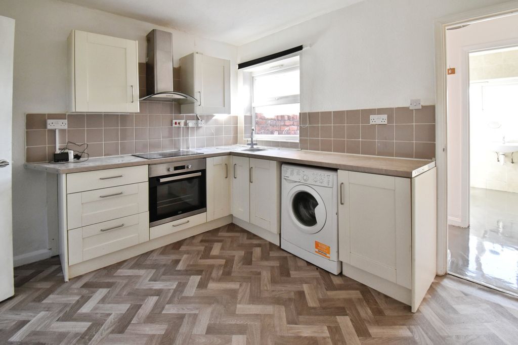 Property photo 2 of 8 Kitchen