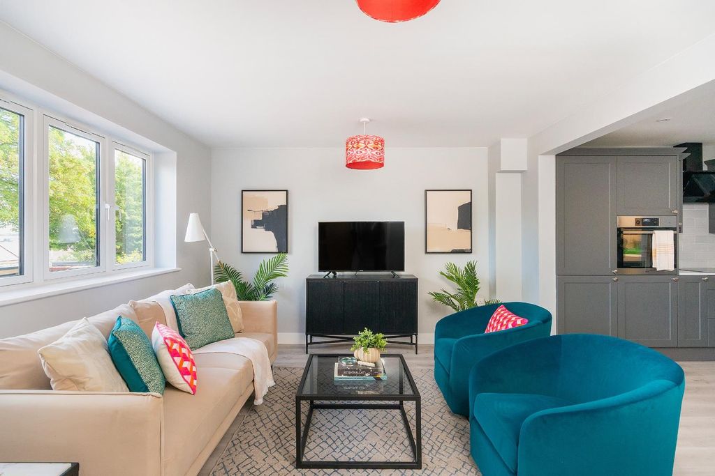 Property photo 1 of 24 1B9Chy - Living Room E.Jpg