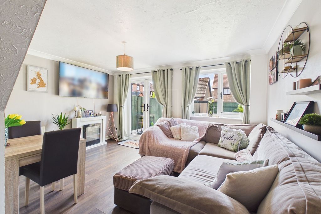 Property photo 3 of 12 Lounge