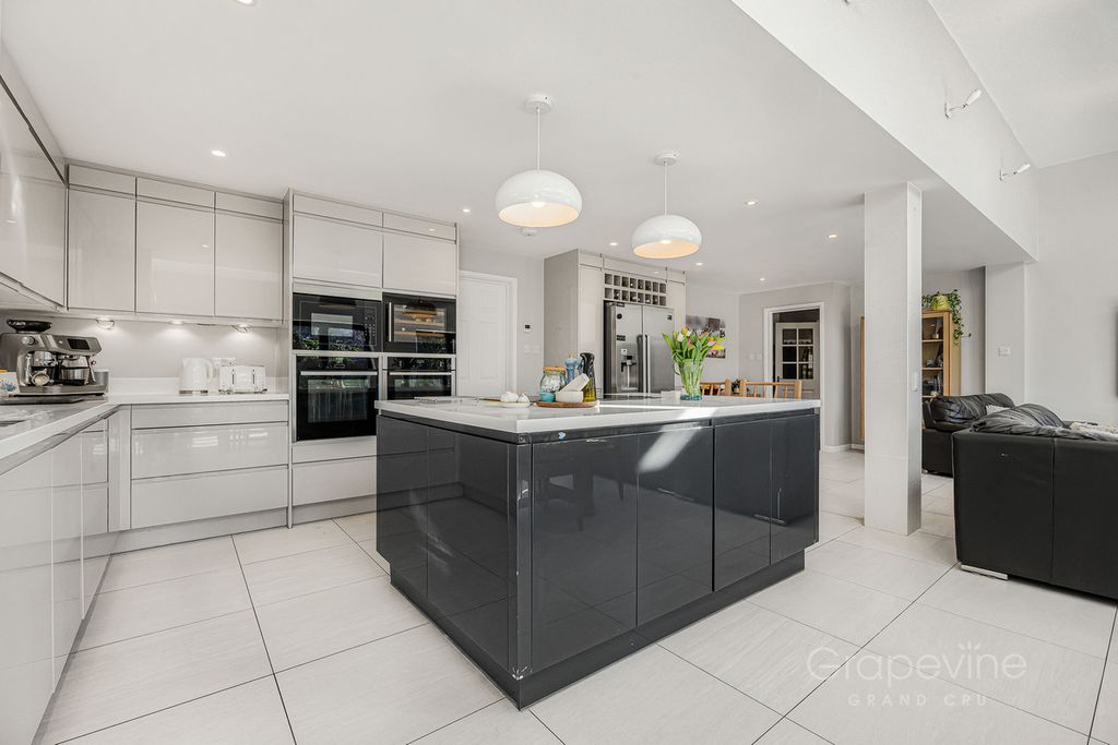 Property photo 3 of 35