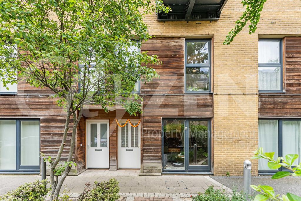 Property photo 3 of 16 Apartment Entrance