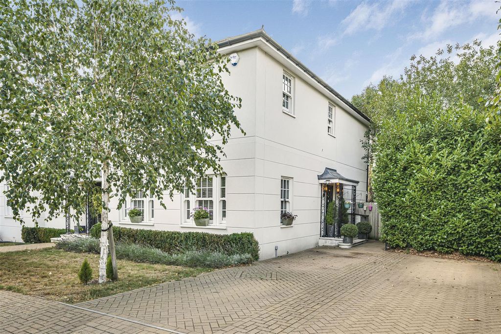 Property photo 1 of 12 2 Burlington Mews, Datchet, Slough Sl3 9EE5.Jpg