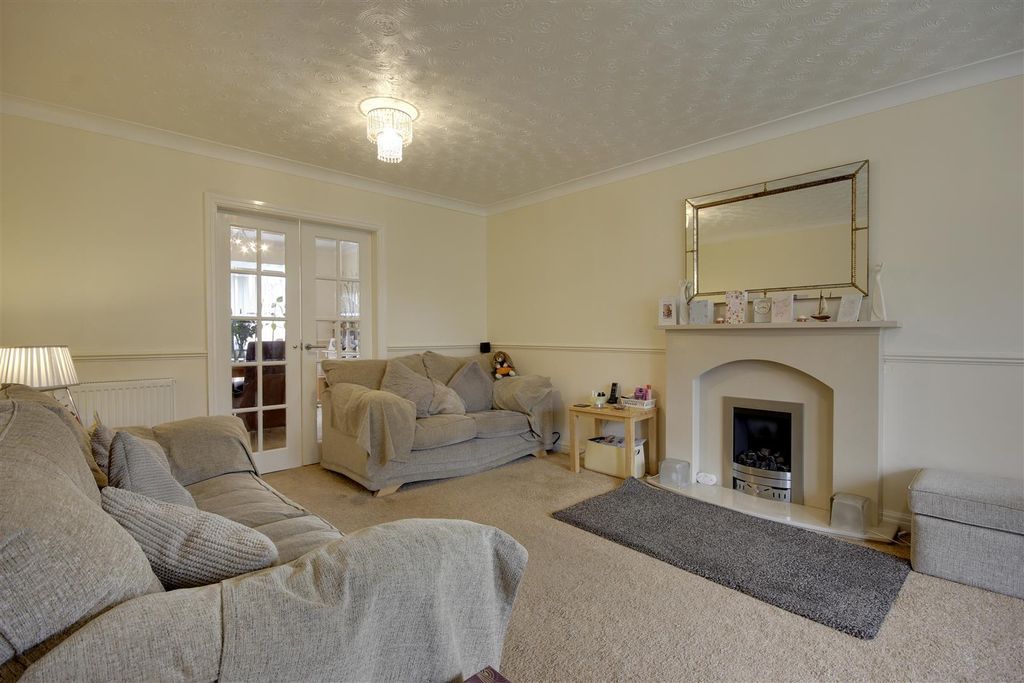 Property photo 3 of 17 Lounge