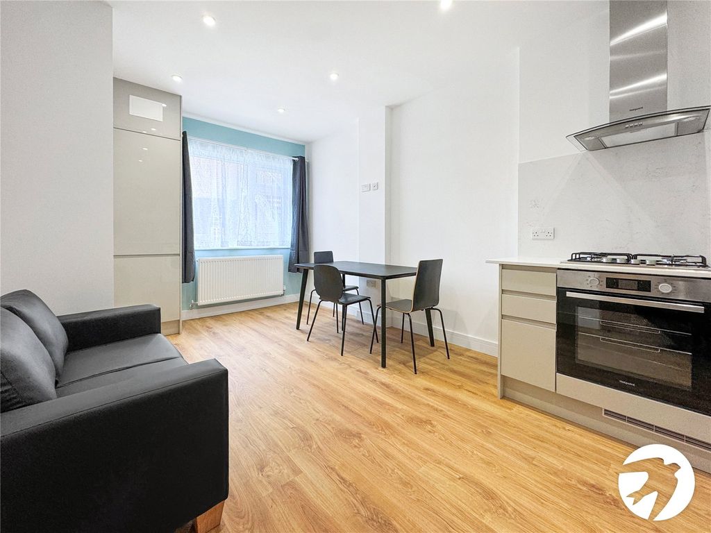 Property photo 3 of 8 Lounge