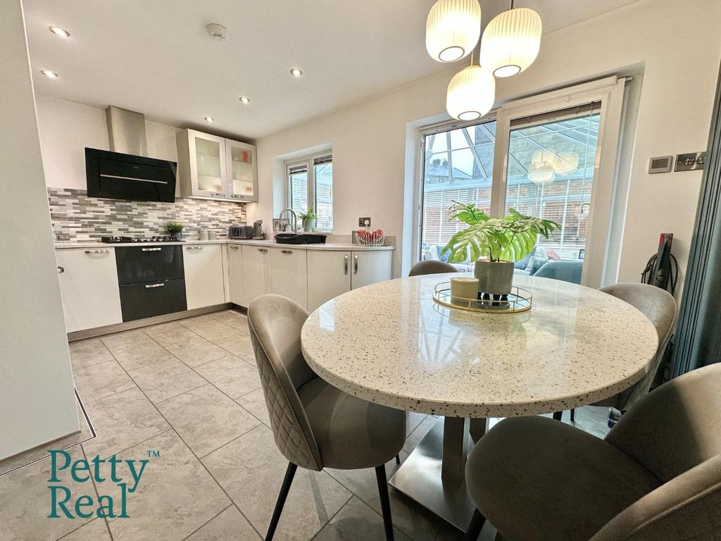 Property photo 2 of 17 0Aa2A2Fe-4Abc-4B62-9153-E49D3Bf4C39C.Jpeg