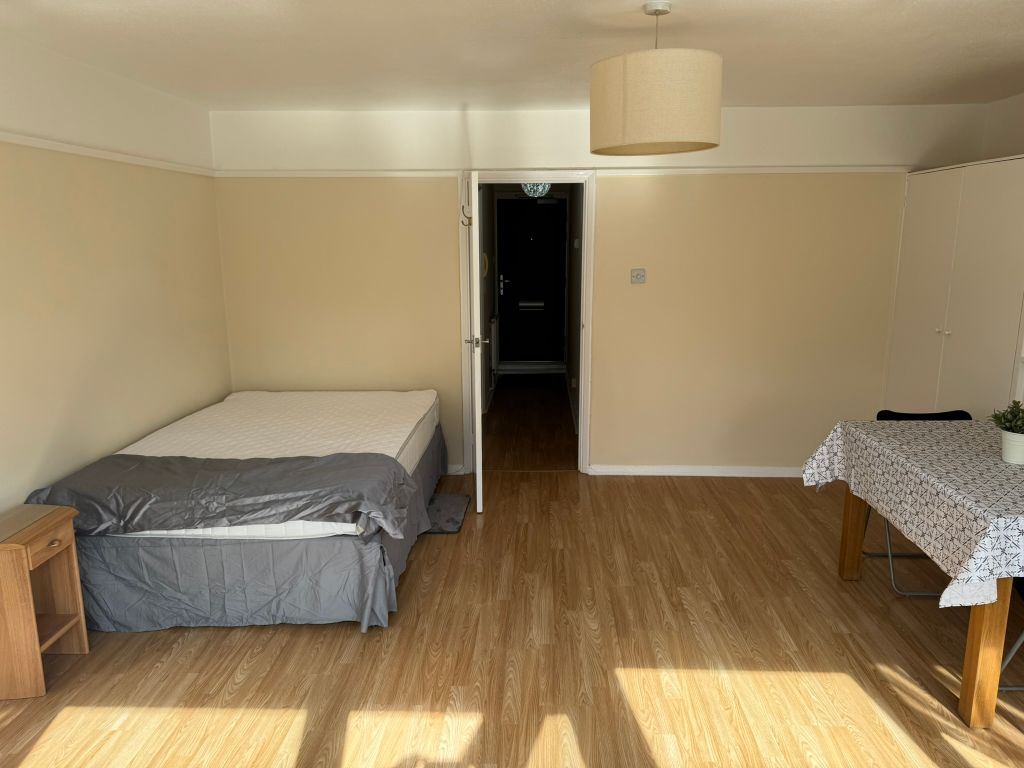 Property photo 3 of 7 Main Room