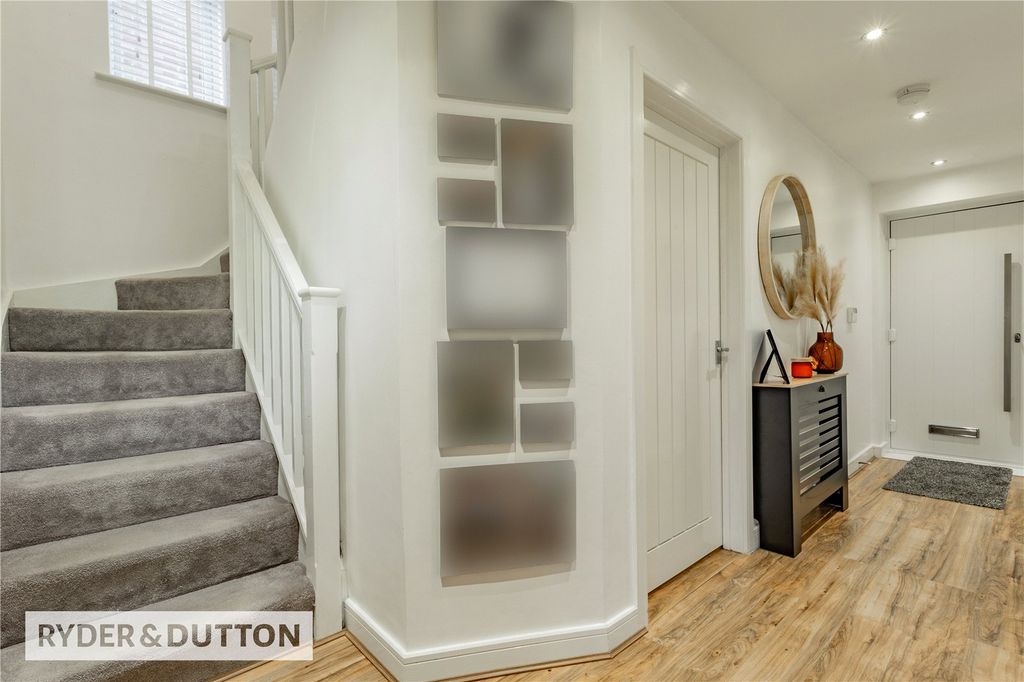 Property photo 2 of 25 Entrance Hall