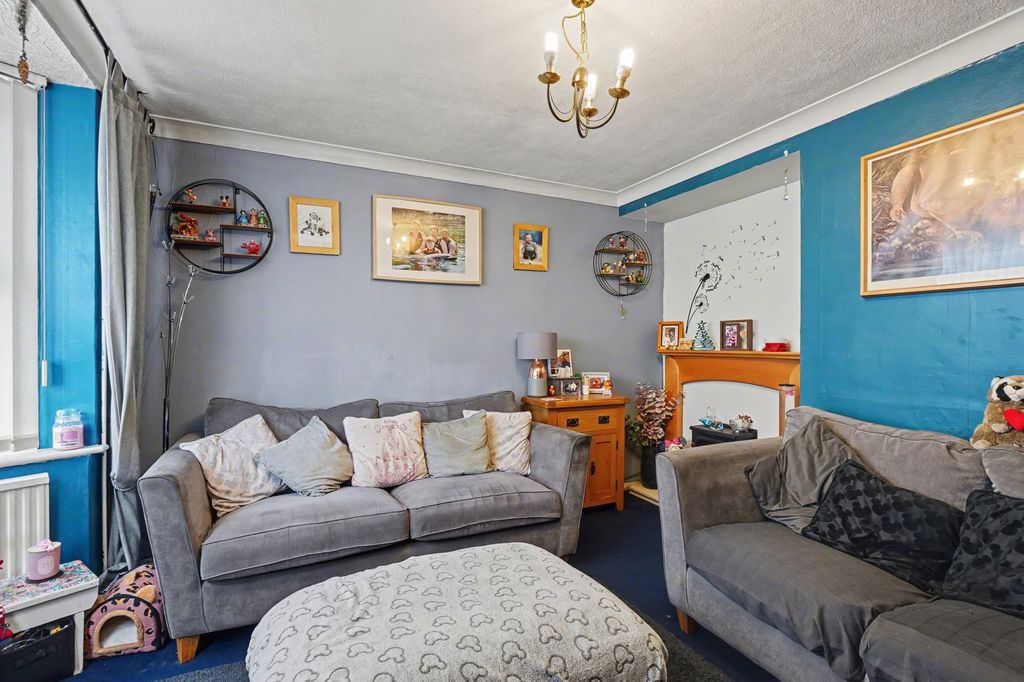 Property photo 3 of 17 Lounge