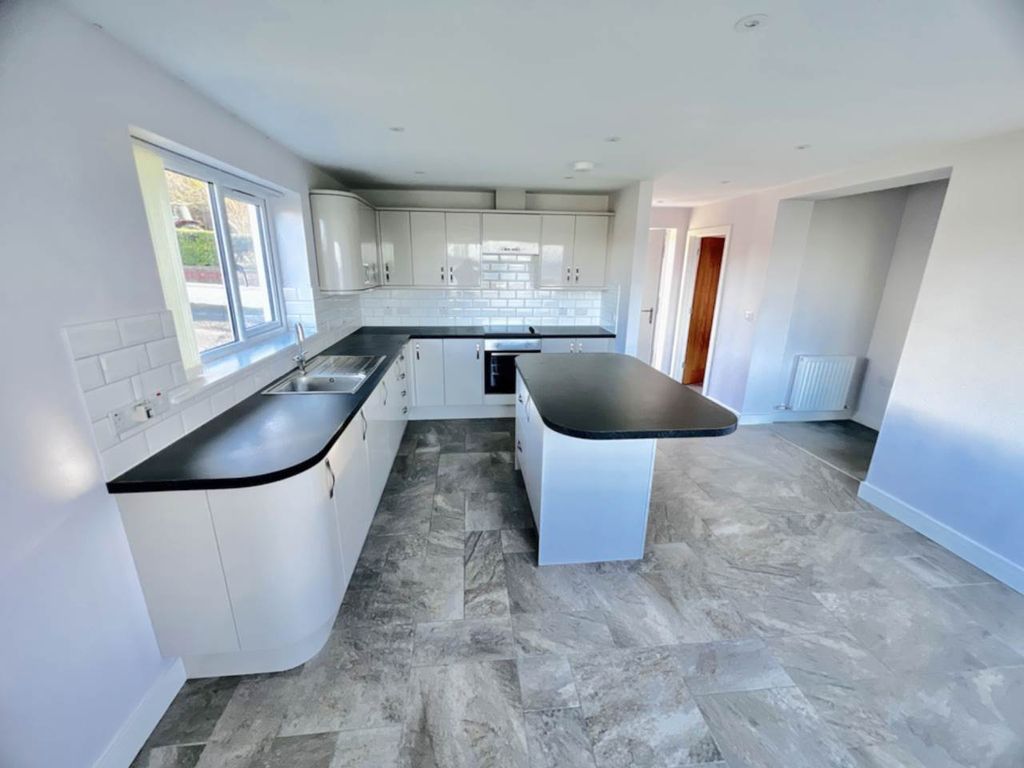 Property photo 3 of 14 Kitchen