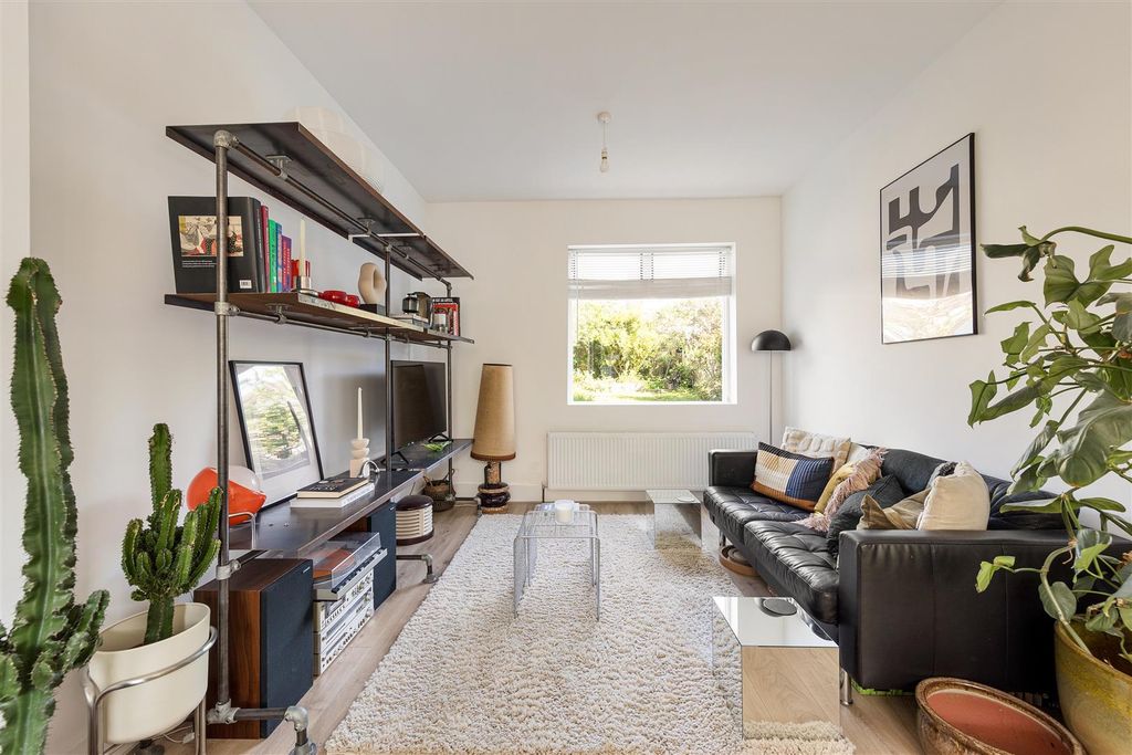 Property photo 3 of 24 Silverdale Road, E4