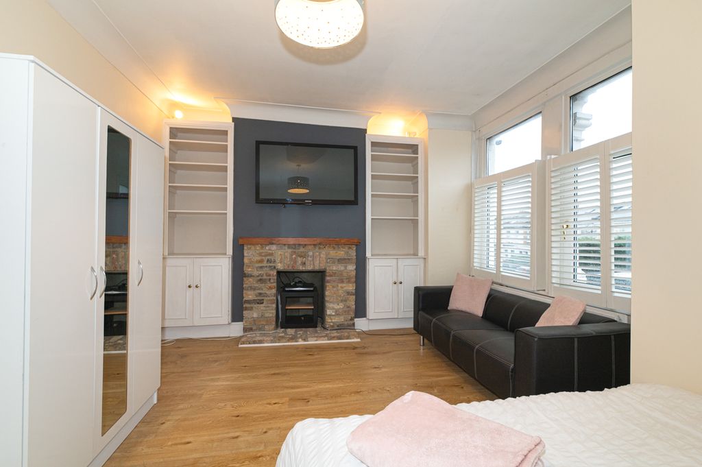 Property photo 2 of 24