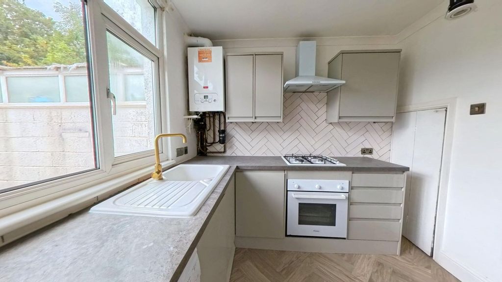 Property photo 2 of 5 Kitchen