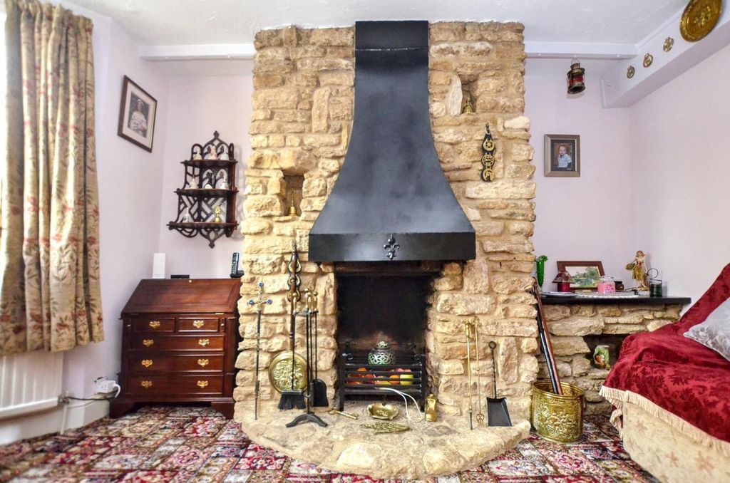 Property photo 2 of 22 Lounge