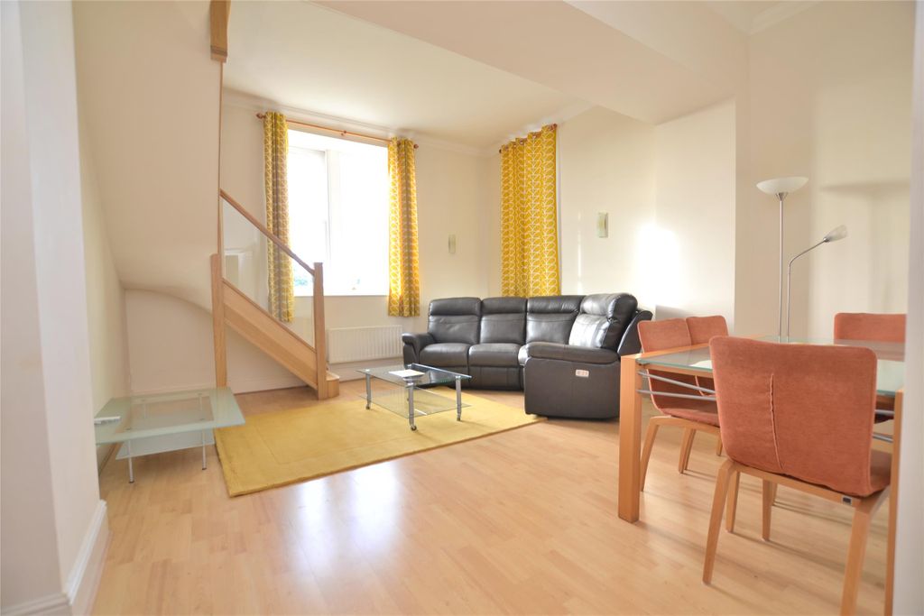 Property photo 1 of 11 Living Room