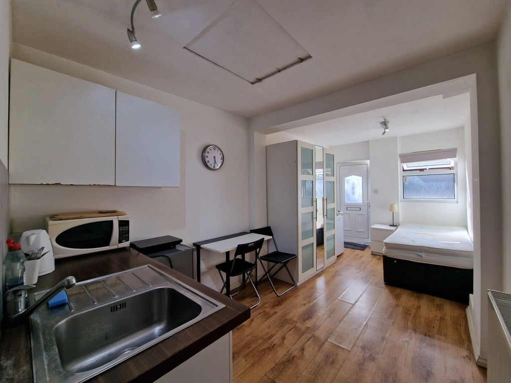 Property photo 1 of 5 A Fully Self Contained Studio Off Shirehall Lane