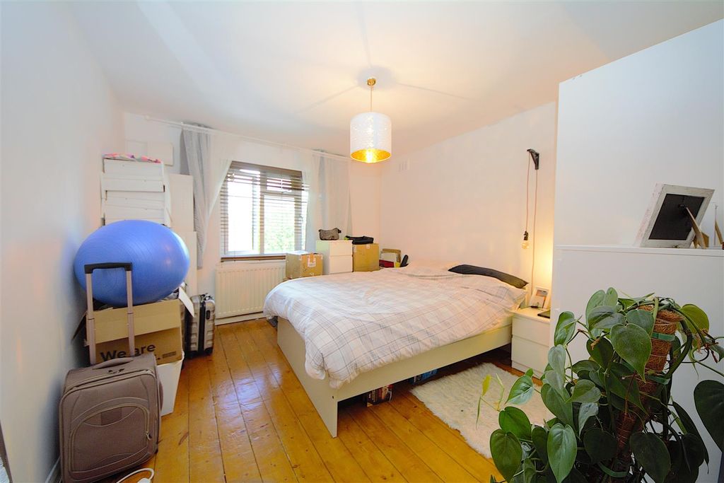 Property photo 2 of 7 Bedroom.Jpg