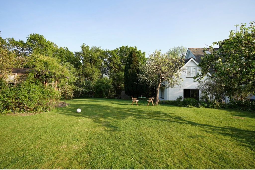 Property photo 1 of 12 Photo 9