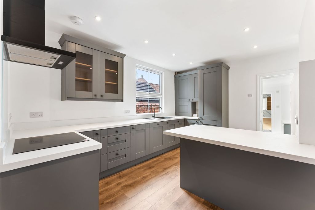 Property photo 3 of 28