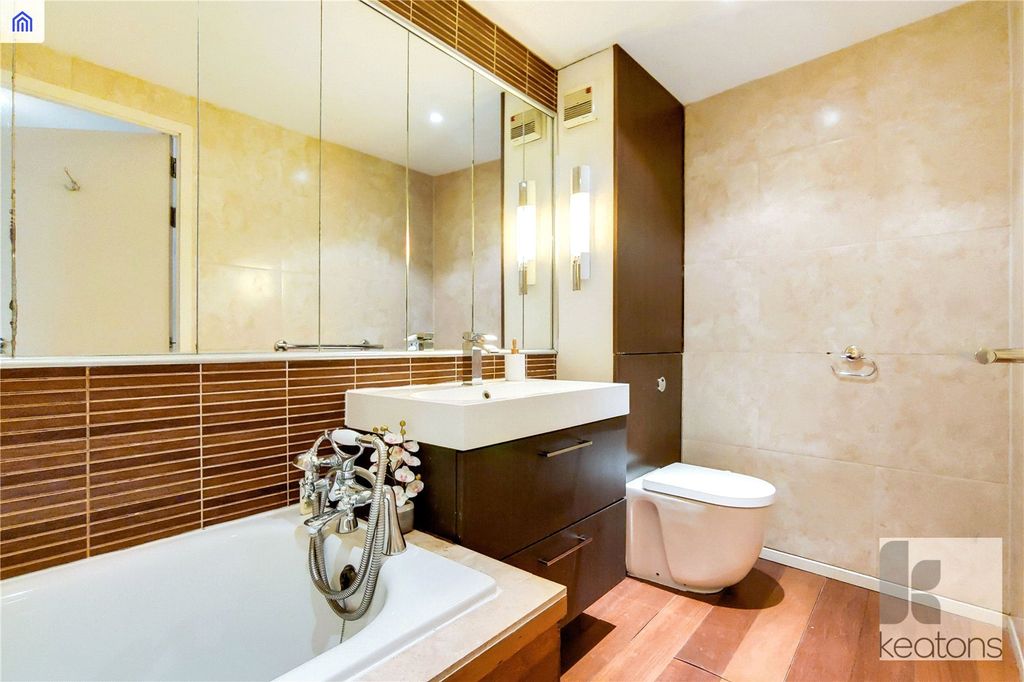 Property photo 3 of 10 Bathroom