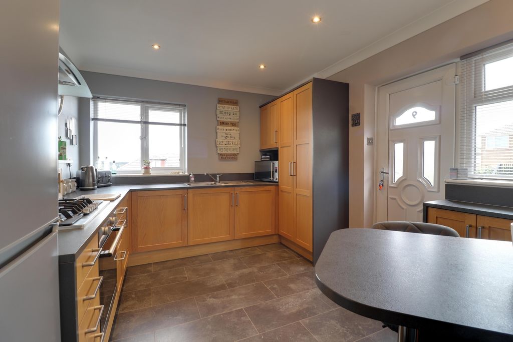 Property photo 3 of 27 Kitchen