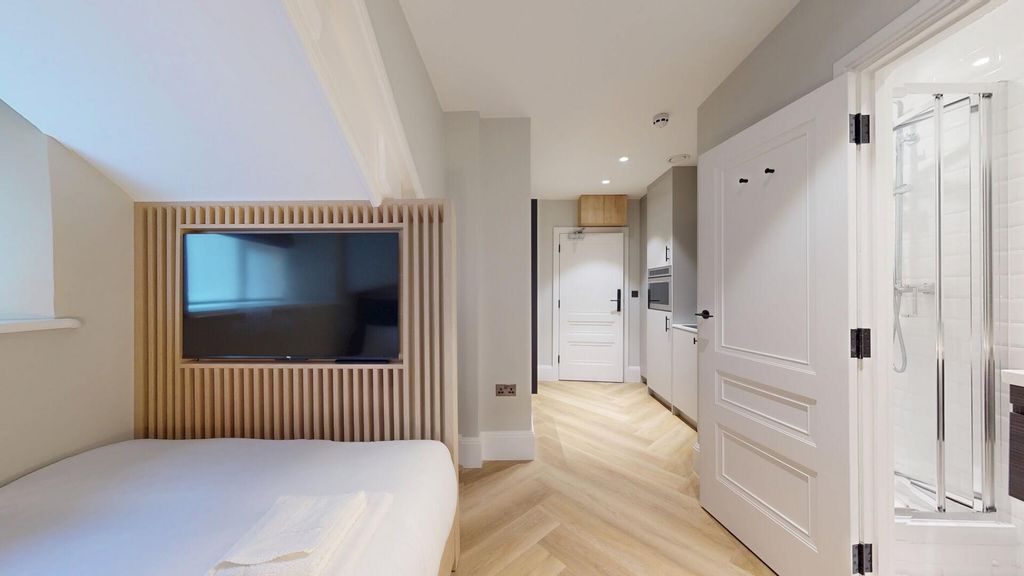 Property photo 2 of 5 Bedroom