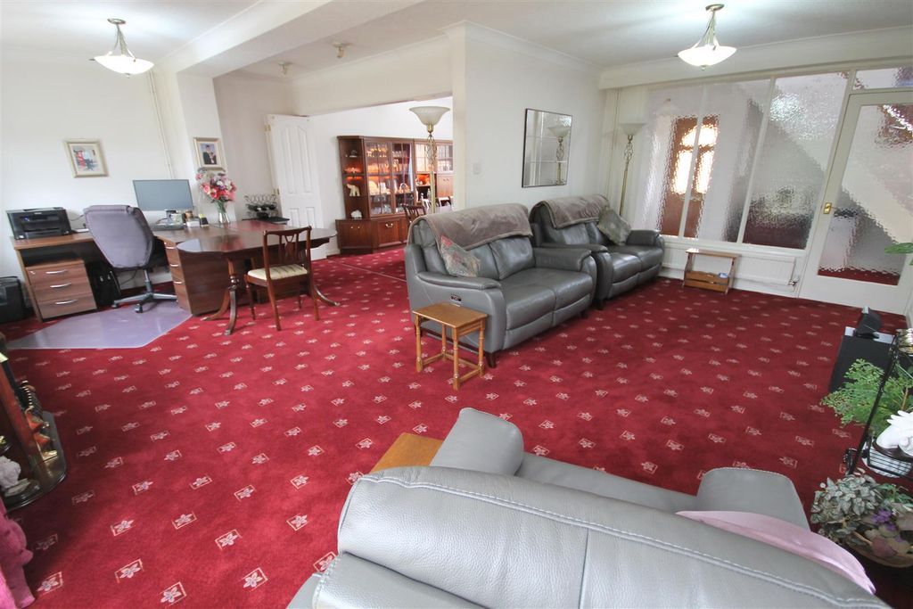 Property photo 2 of 29 Pc Lounge ii.Jpg