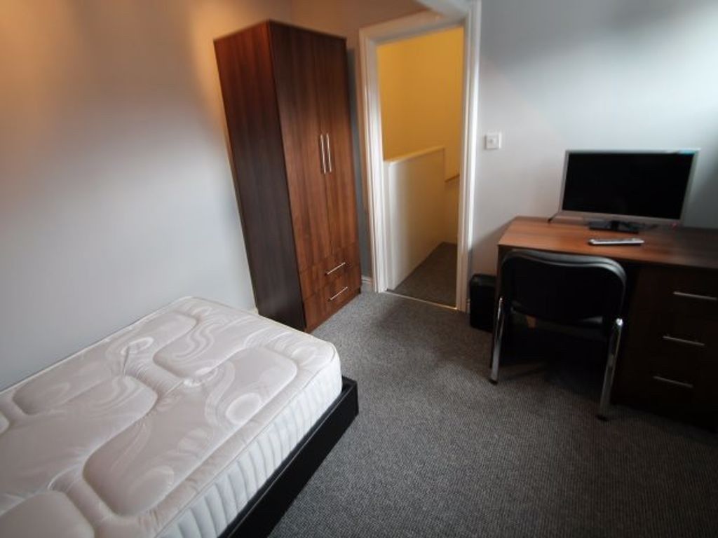 Property photo 1 of 29 A Neat And Functional Single Bedroom Featuring A c...