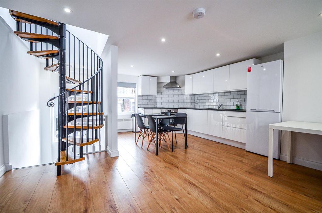 Property photo 2 of 22 Berwick Street