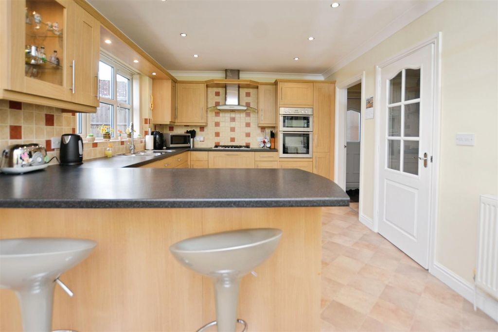 Property photo 3 of 40 Kitchen