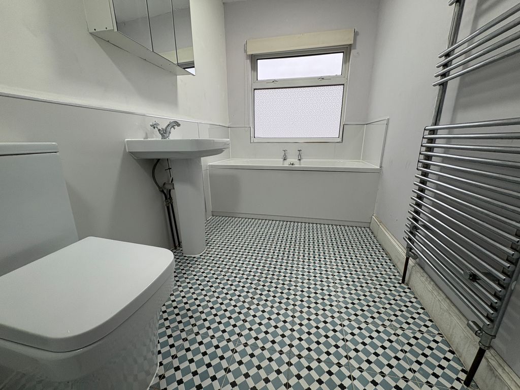 Property photo 2 of 10 Bathroom