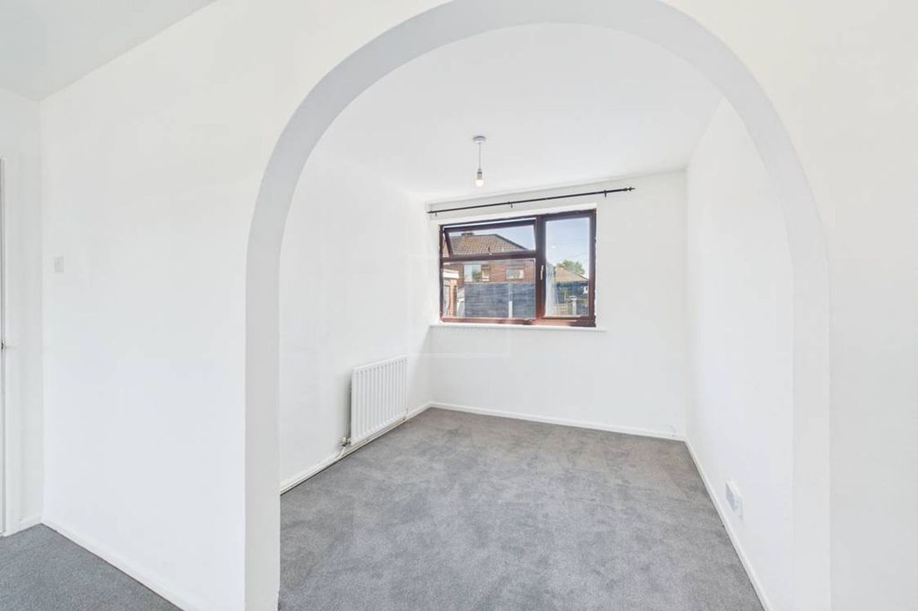 Property photo 3 of 10 Dining Room