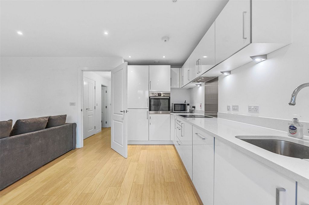 Property photo 2 of 8 Atkins Square E8