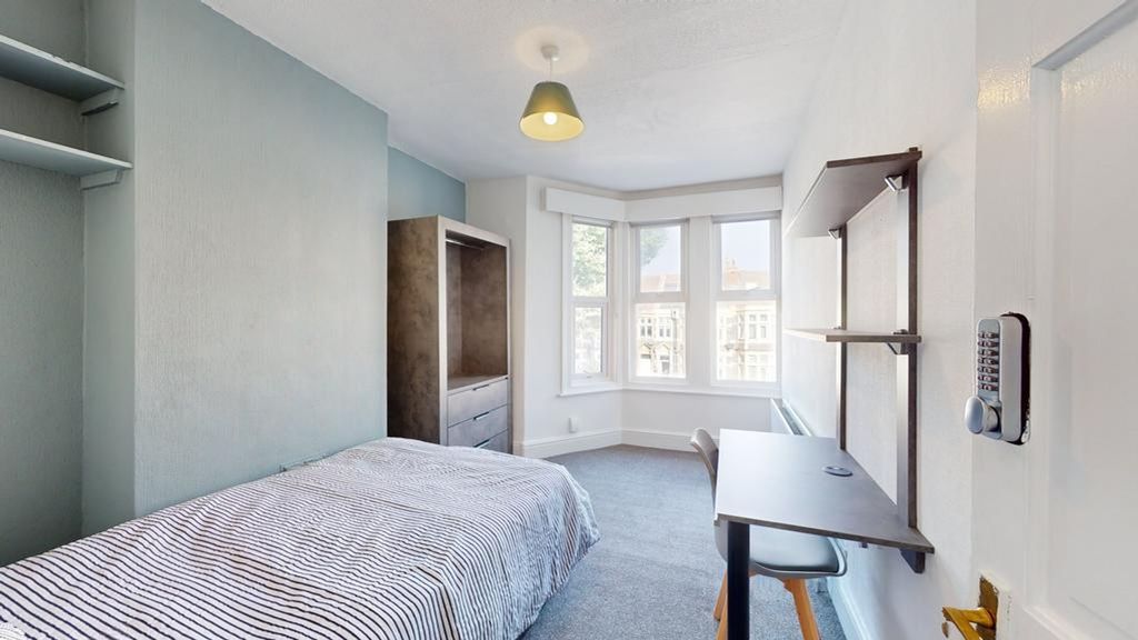 Property photo 3 of 33 A Bright And Spacious Double Bedroom With Modern d...