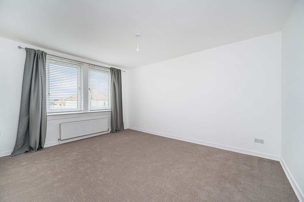 Property photo 3 of 19 Lounge